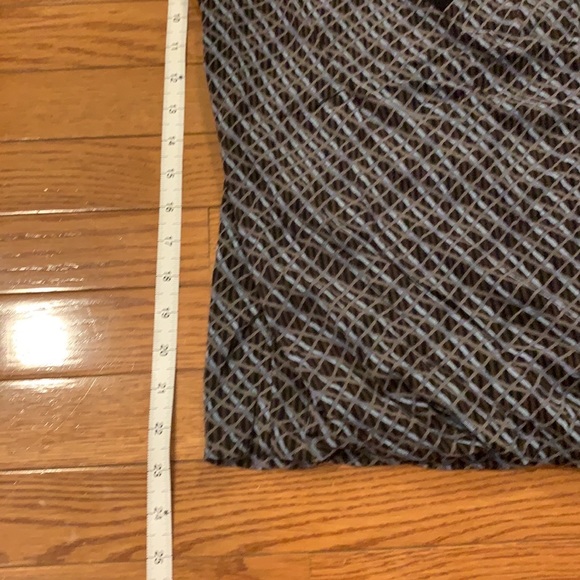 Abstract geometric design, Cross-chest neck line, sleeveless top - Picture 2 of 7